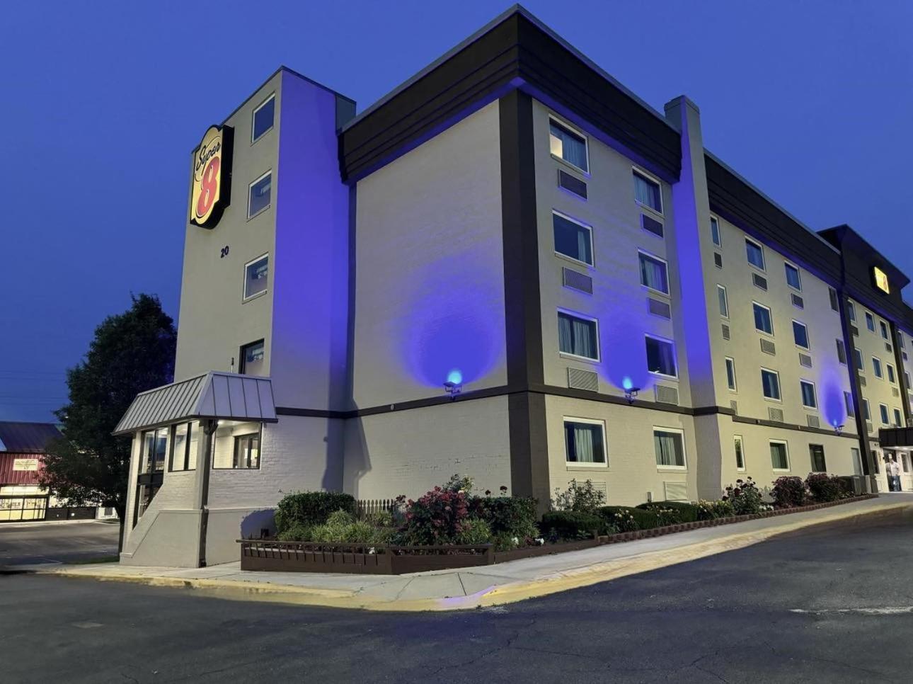 Hotel Super 8 By Wyndham Frederick Exterior foto