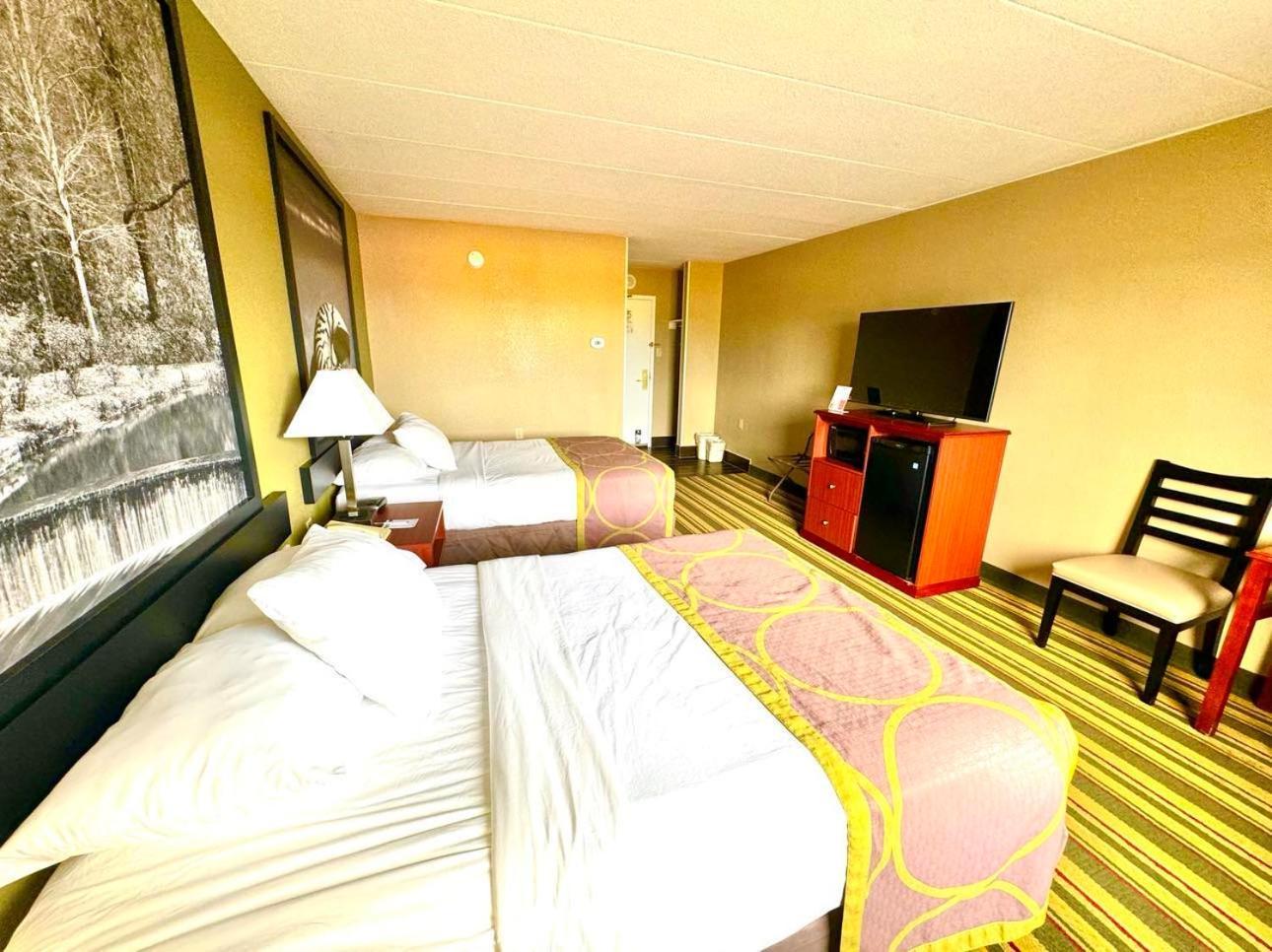 Hotel Super 8 By Wyndham Frederick Exterior foto