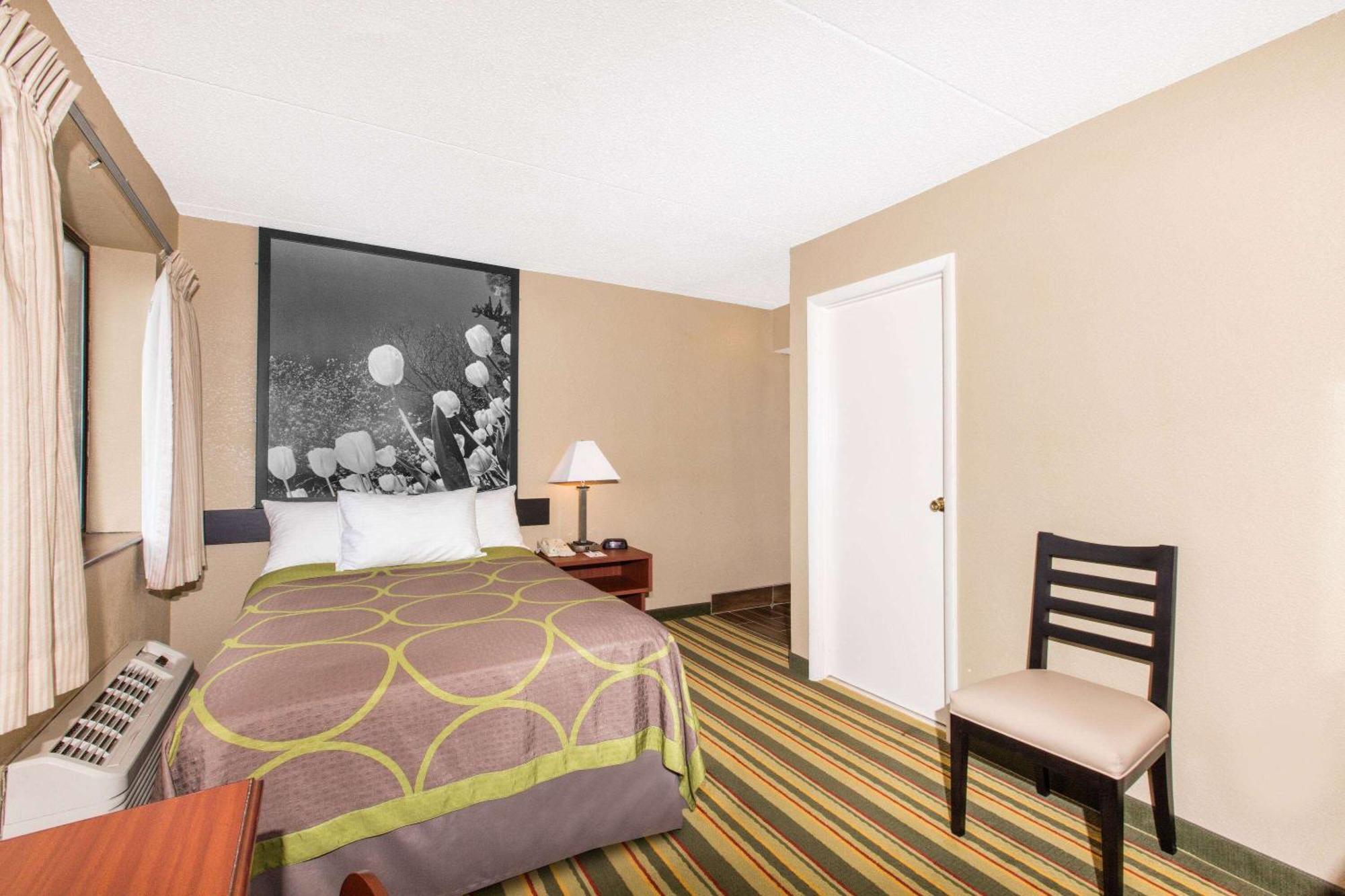 Hotel Super 8 By Wyndham Frederick Exterior foto