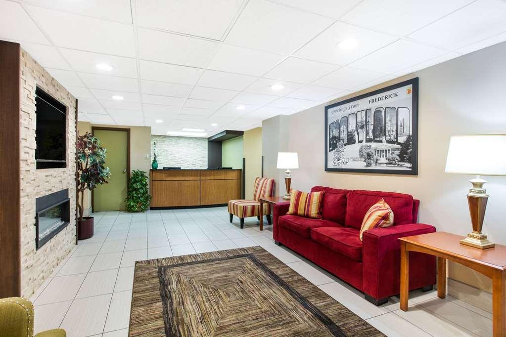 Hotel Super 8 By Wyndham Frederick Interior foto