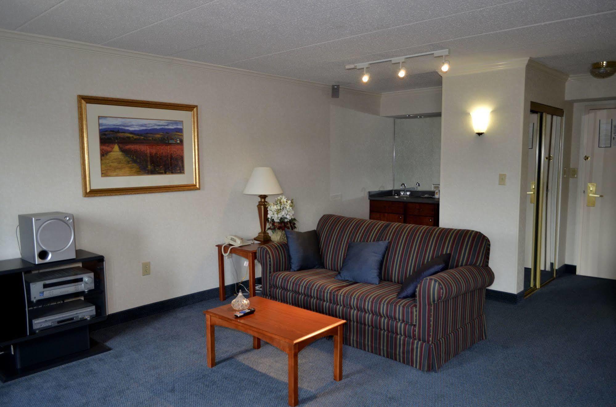 Hotel Super 8 By Wyndham Frederick Exterior foto